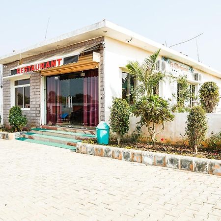 Oyo 23367 Farmsgreen Resort And Restaurant Orchha Exteriör bild